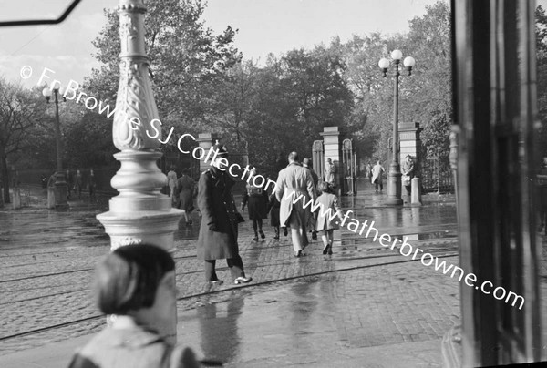 OUTSIDE SHELBOURNE HOTEL POLICEMAN WITH CHILDREN